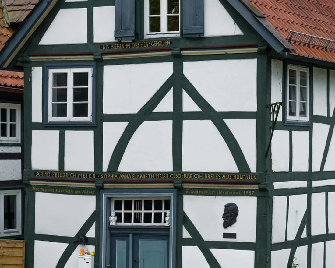 Fachwerk-Balkenwerk mit Ausfachung