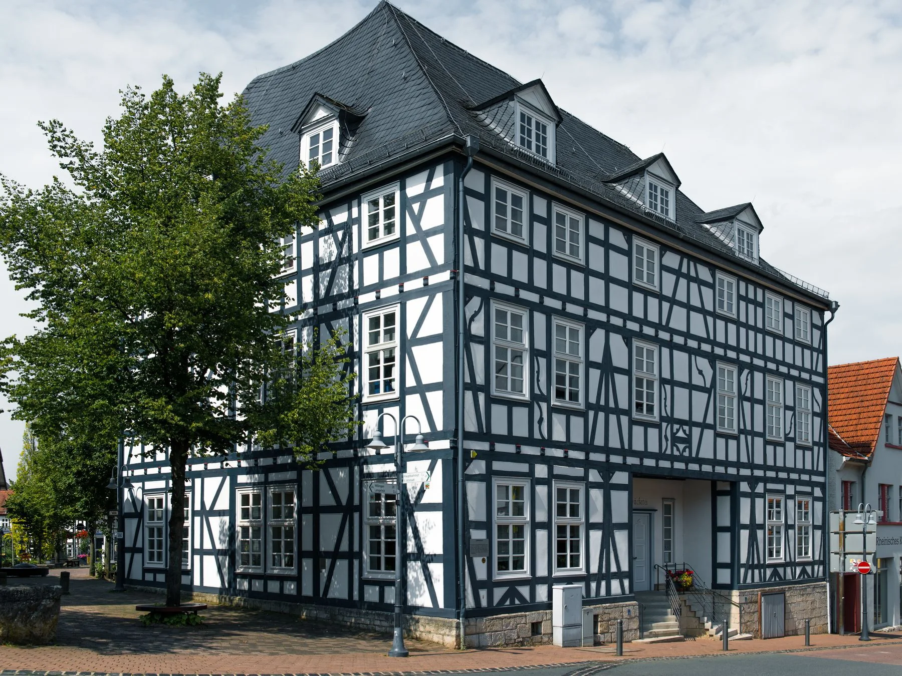 Restauriertes Fachwerkhaus mit sichtbarem Balkenwerk